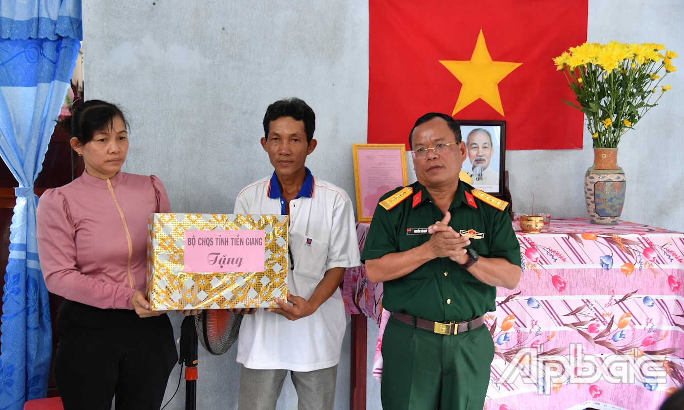 Đại tá Nguyễn Văn Quý, Phó Chỉ huy trưởng kiêm Tham mưu trưởng Bộ CHQS tỉnh Tiền Giang tặng quà cho gia đình ông Lê Văn Nhịn.