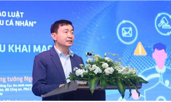 Trung tướng Nguyễn Minh Chính - Phó Chủ tịch Thường trực Hiệp hội An ninh mạng quốc gia, Cục trưởng Cục An ninh mạng và phòng, chống tội phạm sử dụng công nghệ cao, Bộ Công an phát biểu tại tọa đàm. (Ảnh: TTXVN).