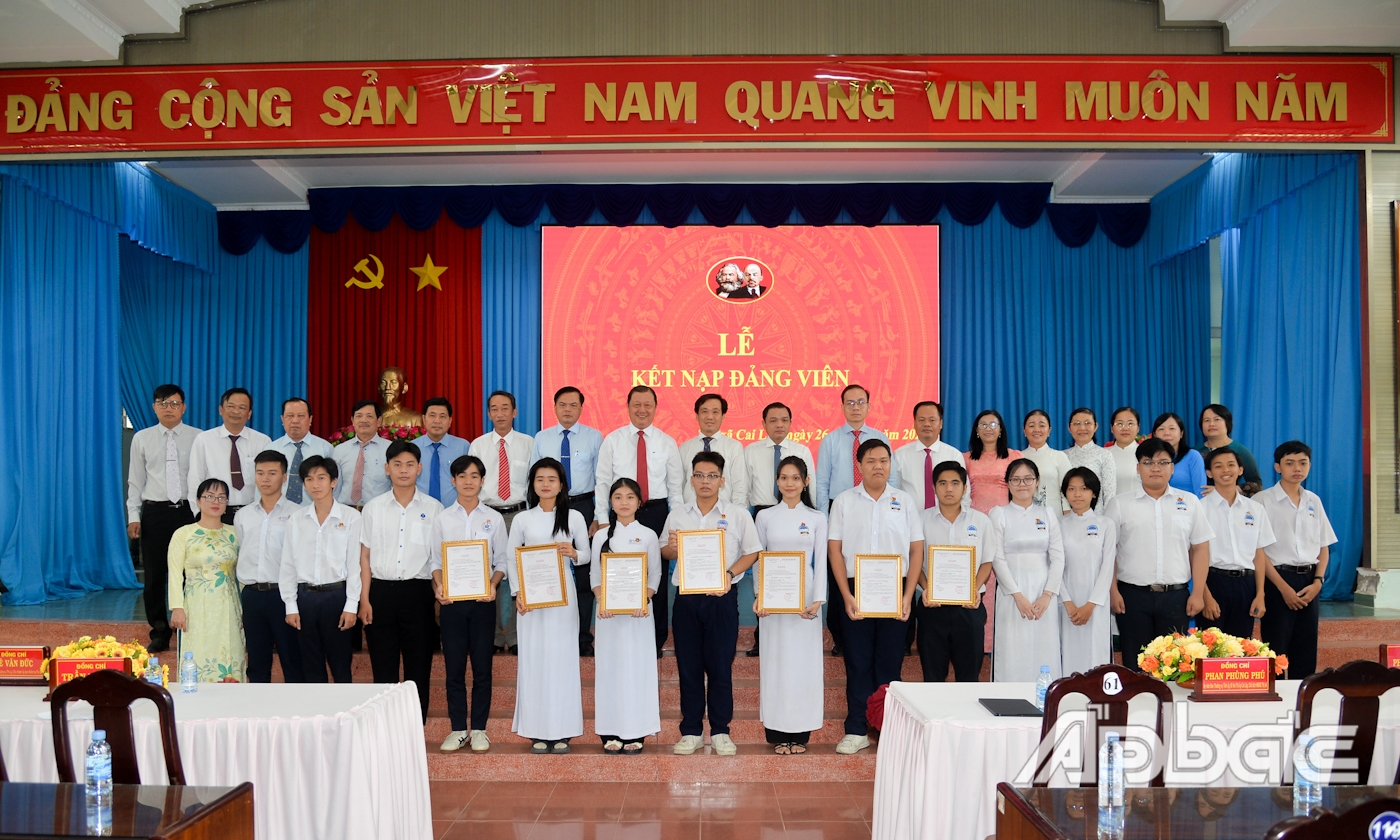 Đại biểu dự lễ chụp ảnh lưu niệm.