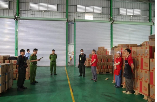Cơ quan cảnh sát điều tra thực hiện khám xét khẩn cấp kho hàng giả.