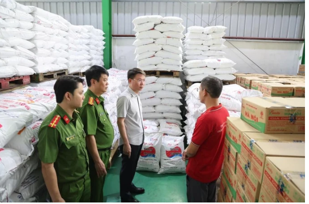 Đại tá Nguyễn Minh Tuấn, Giám đốc Công an tỉnh Phú Thọ (áo trắng) trực tiếp có mặt tại hiện trường để chỉ đạo Cơ quan Cảnh sát điều tra khám xét khẩn cấp, thu thập chứng cứ chứng minh hành vi phạm của các đối tượng.