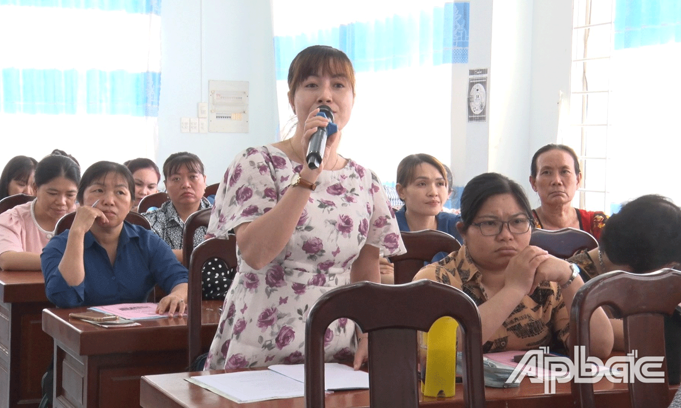 Đại biểu trao đổi tại buổi truyền thông.