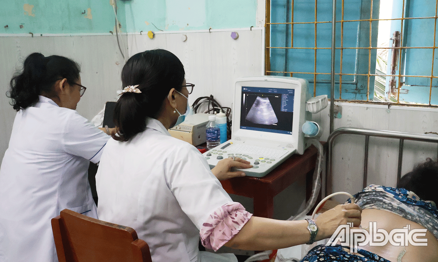 Khám bệnh cho người cao tuổi.