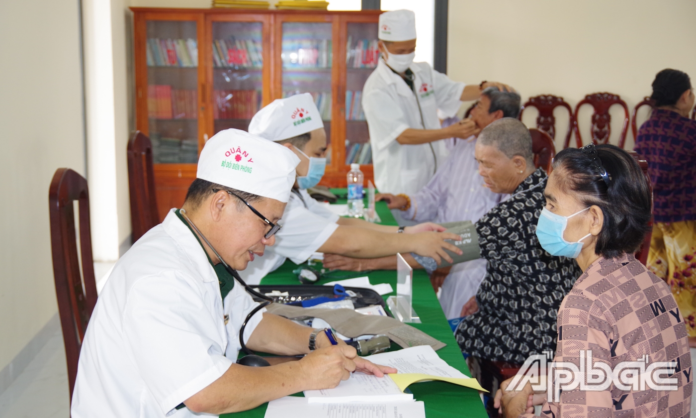 Quân y BĐBP tỉnh Tiền Giang khám bệnh, cấp phát thuốc miễn phí cho người dân.