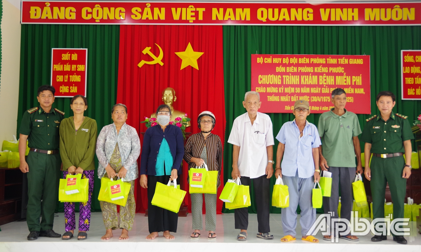 Đại diện Đồn Biên phòng Kiểng Phước tặng quà, nhu yếu phẩm cho người dân.