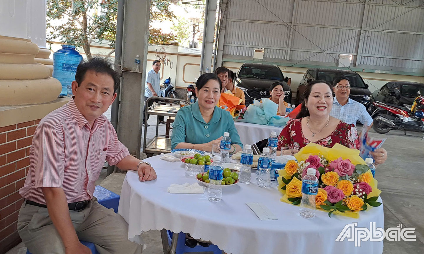 Đồng chí Châu Thị Mỹ Phương, Ủy viên Ban Thường vụ Tỉnh ủy, Chủ tịch HĐND tỉnh tham dự buổi giao lưu bóng chuyền hơi.