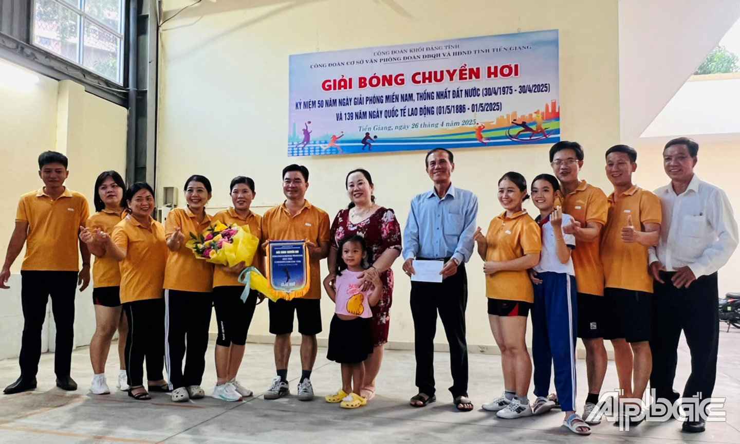 Đồng chí Nguyễn Thị Tuyết Vân, Trưởng Ban Văn hóa - Xã hội HĐND tỉnh trao Giải Nhì