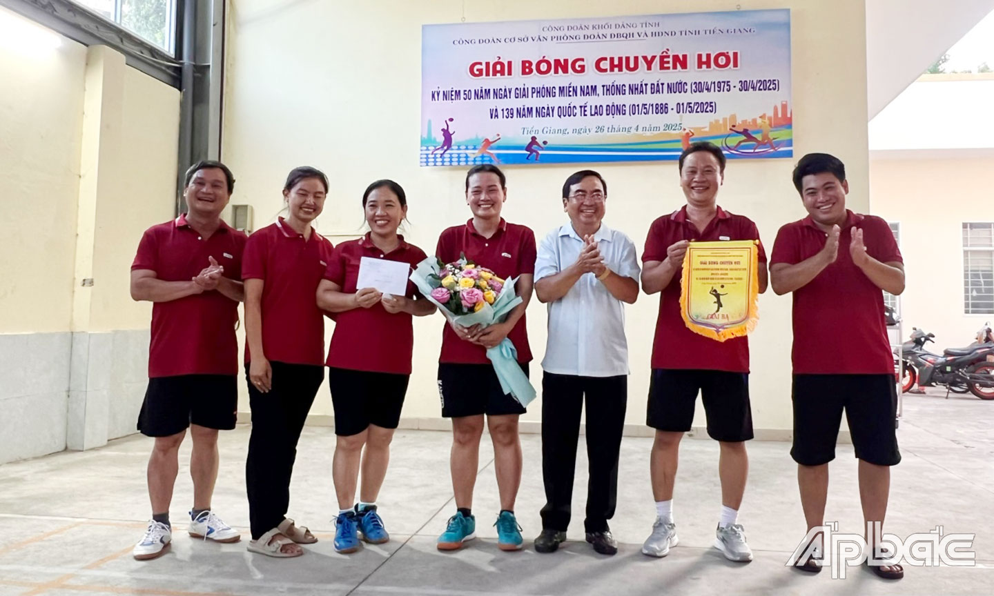 Đồng chí Phạm Đăng Hiếu, Chánh Văn phòng Đoàn ĐBQH và HĐND tỉnh trao Giải Ba