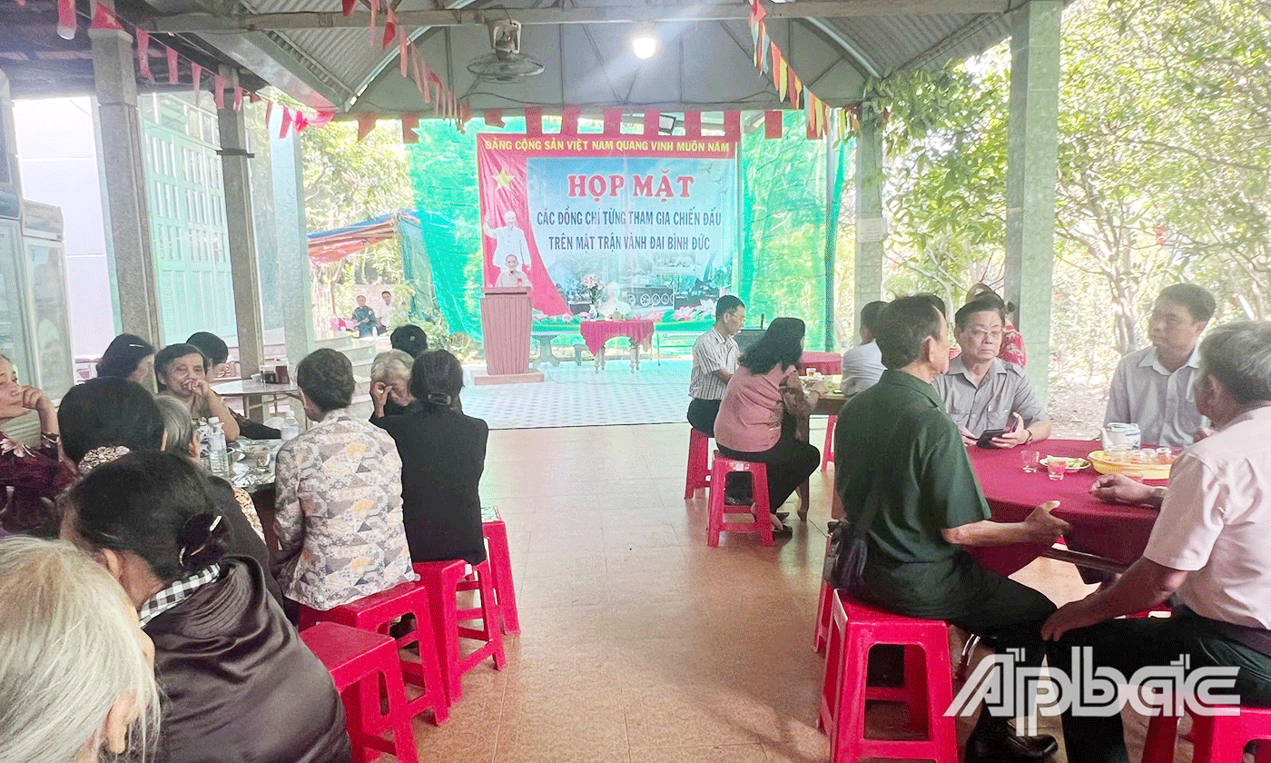 Ông Đoàn Văn Khanh phát biểu tại buổi họp mặt.