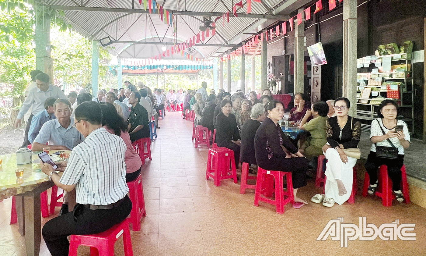 Đại biểu dự họp mặt.