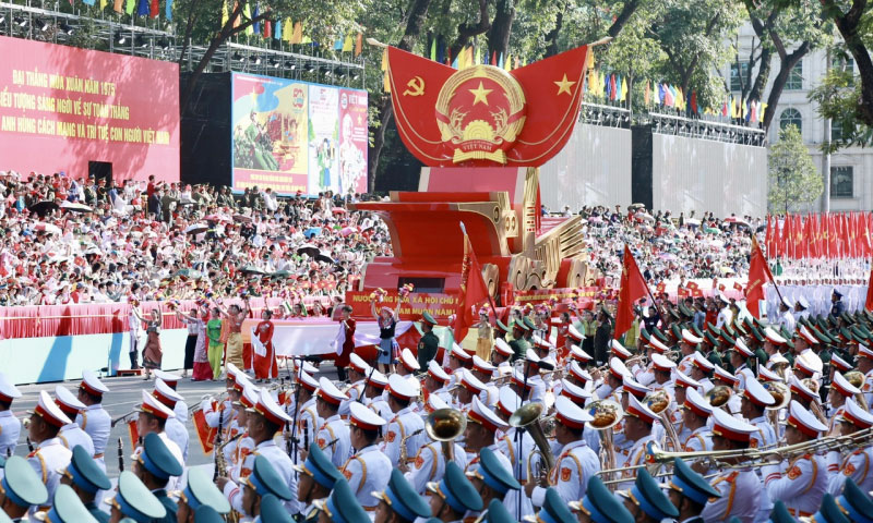 Trung tâm Báo chí tuyên truyền các hoạt động kỷ niệm 50 năm Ngày Giải phóng miền Nam, thống nhất đất nước sẽ tạo điều kiện thuận lợi cho các phóng viên, biên tập viên di chuyển tác nghiệp. Ảnh chụp tổng duyệt diễu binh vào sáng ngày 27-4 - Báo Công an nhân dân.