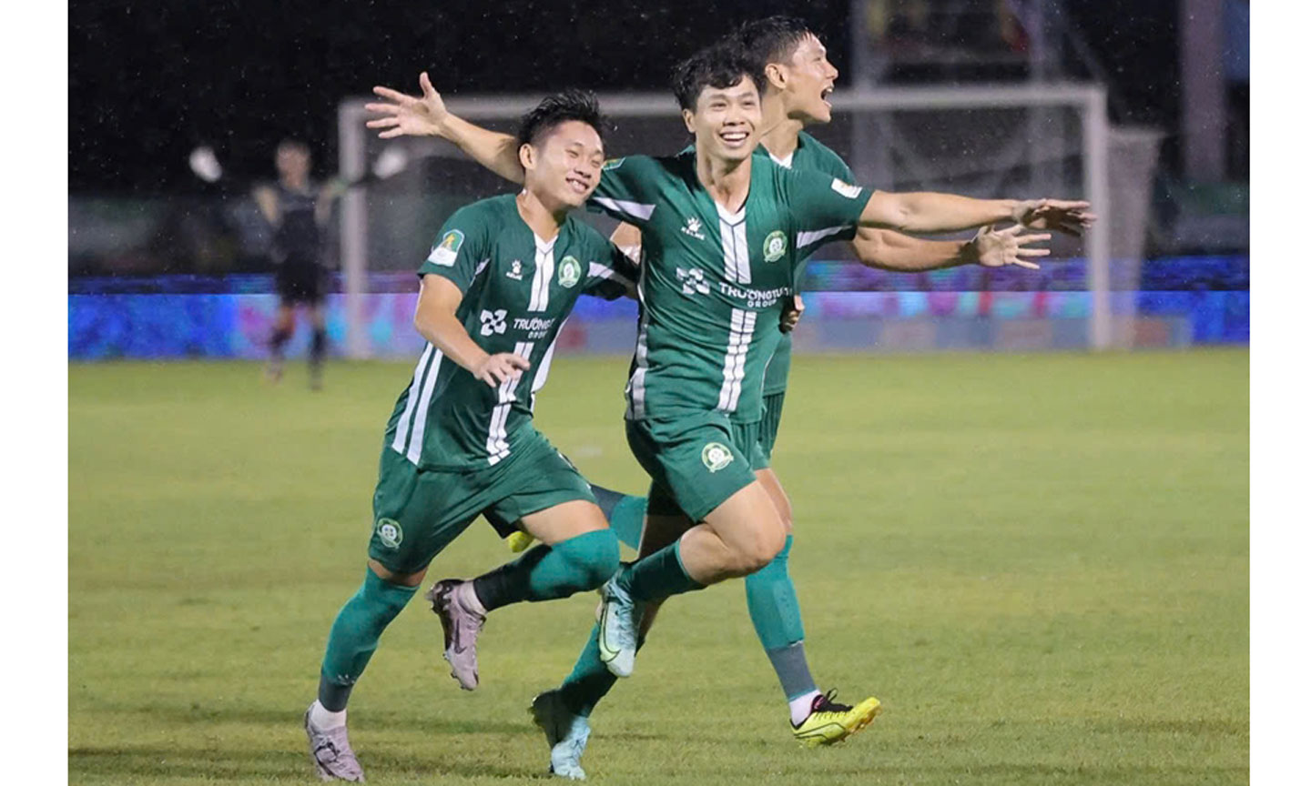  Đồng đội chung vui cùng Công Phượng sau bàn thắng vào lưới Đồng Tháp FC. Ảnh: Trường Tươi Bình Phước