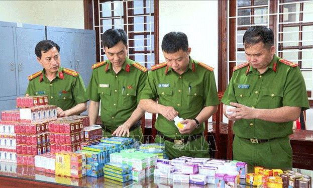 Phòng Cảnh sát kinh tế Công an tỉnh Thanh Hóa triệt phá đường dây sản xuất, buôn bán tân dược giả qui mô lớn. Ảnh: TTXVN phát