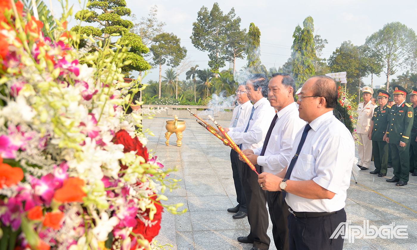 Lãnh đạo tỉnh dâng hương tại Đài tưởng niệm Nghĩa trang Liệt sĩ tỉnh.
