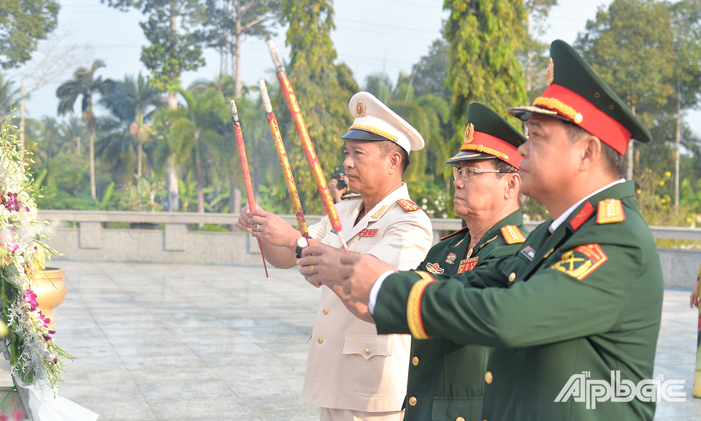 Lực lượng vũ trang tỉnh dâng hương tại Đài tưởng niệm Nghĩa trang Liệt sĩ tỉnh.