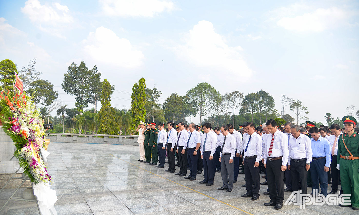 Đoàn dành 1 phút mặc niệm tưởng nhớ công ơn các Anh hùng Liệt sĩ.