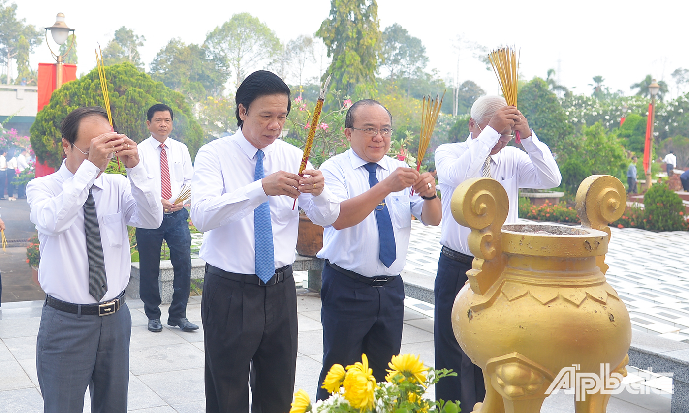 Lãnh đạo tỉnh thắp hương tại Bia Liệt sĩ vô danh.