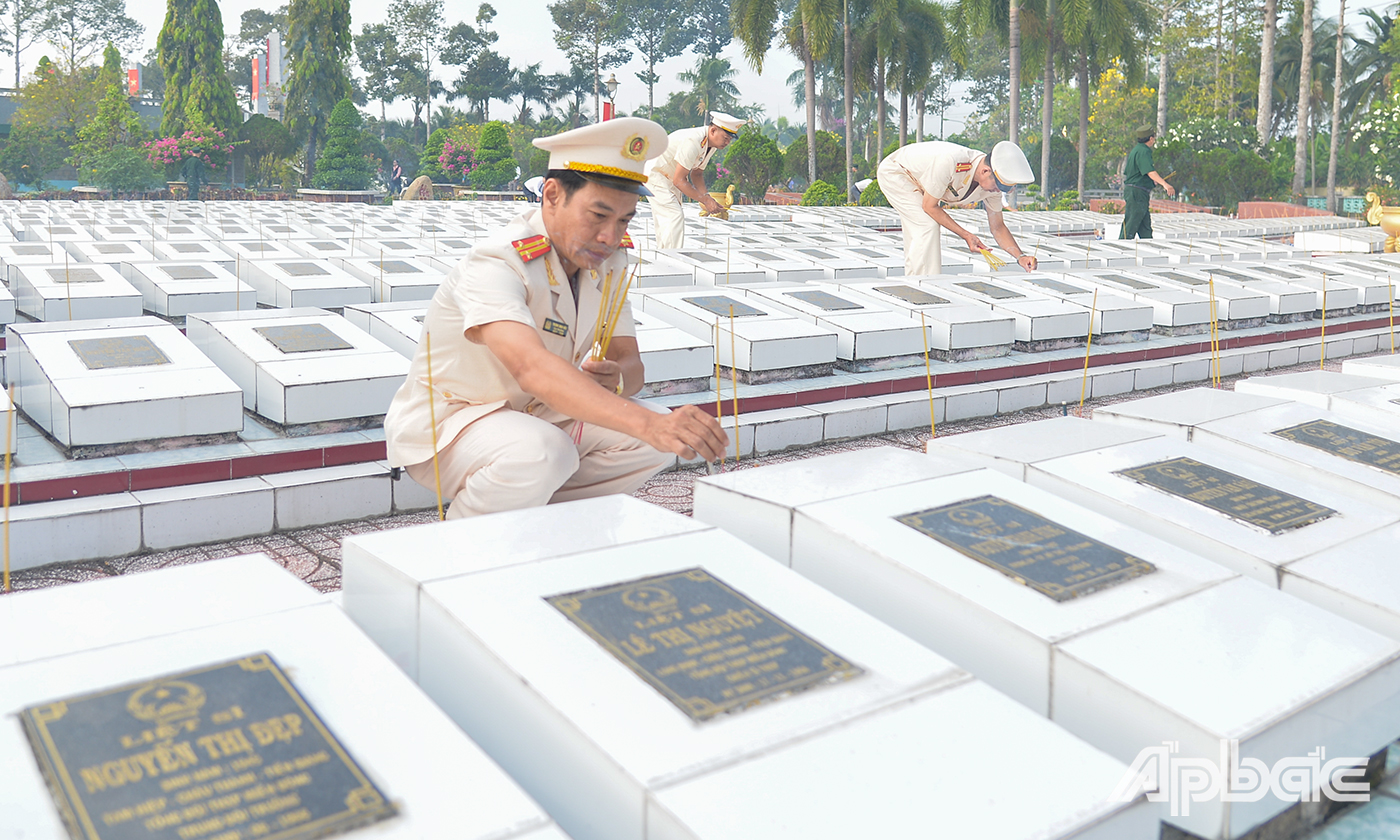 Đại biểu thắp hương từng phần mộ các anh hùng liệt sĩ.