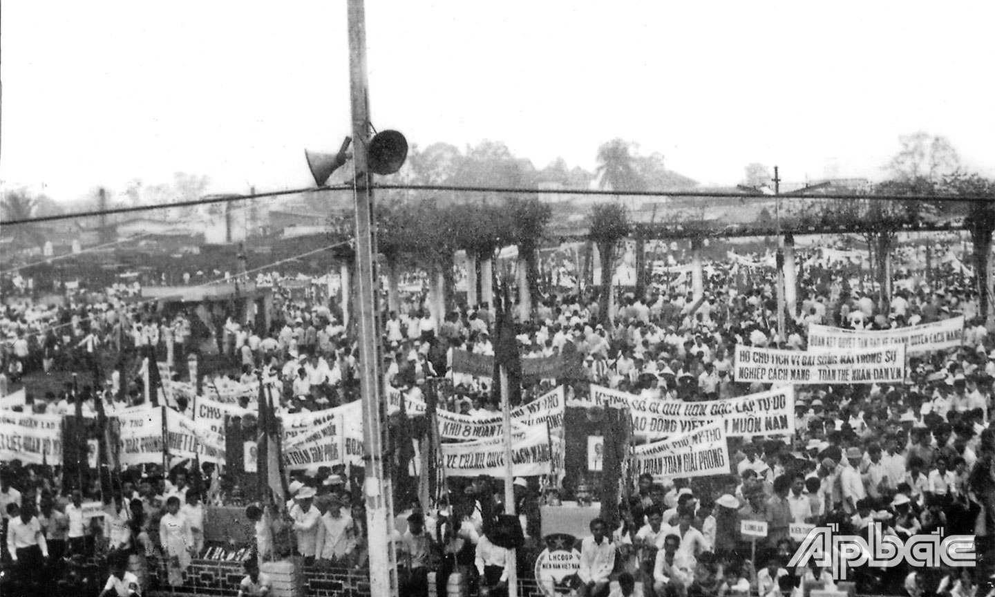 Nhân dân TP. Mỹ Tho và nhân dân TX. Gò Công mừng chiến thắng ngày 30-4-1975 lịch sử.