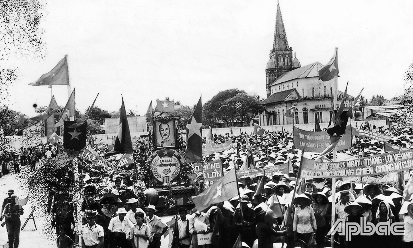 Nhân dân TP. Mỹ Tho (ảnh trái) và nhân dân TX. Gò Công (ảnh phải) mừng chiến thắng ngày 30-4-1975 lịch sử.