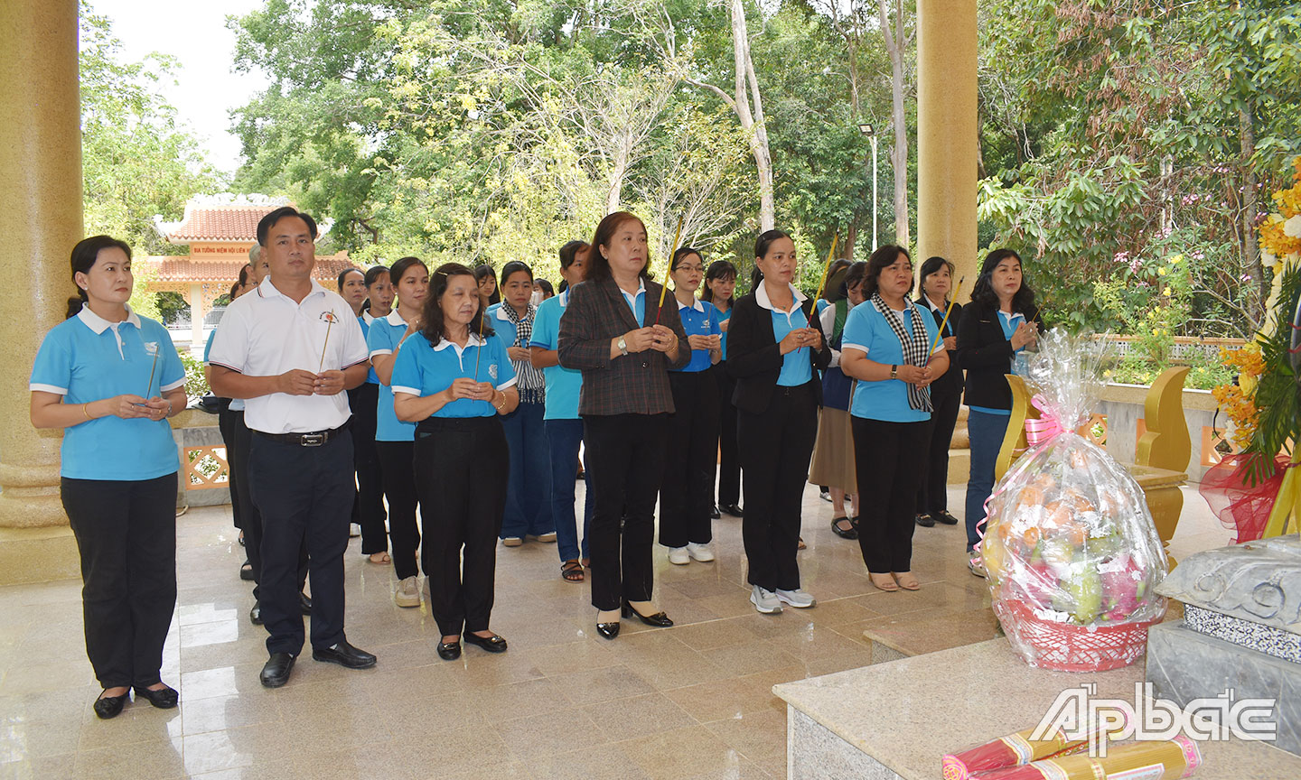 Đoàn đến viếng, thắp hương các vị lãnh đạo trong Ban Chấp hành Hội LHPN Giải phóng miền Nam Việt Nam tại Khu di tích Hội LHPN Giải phóng miền Nam Việt Nam.