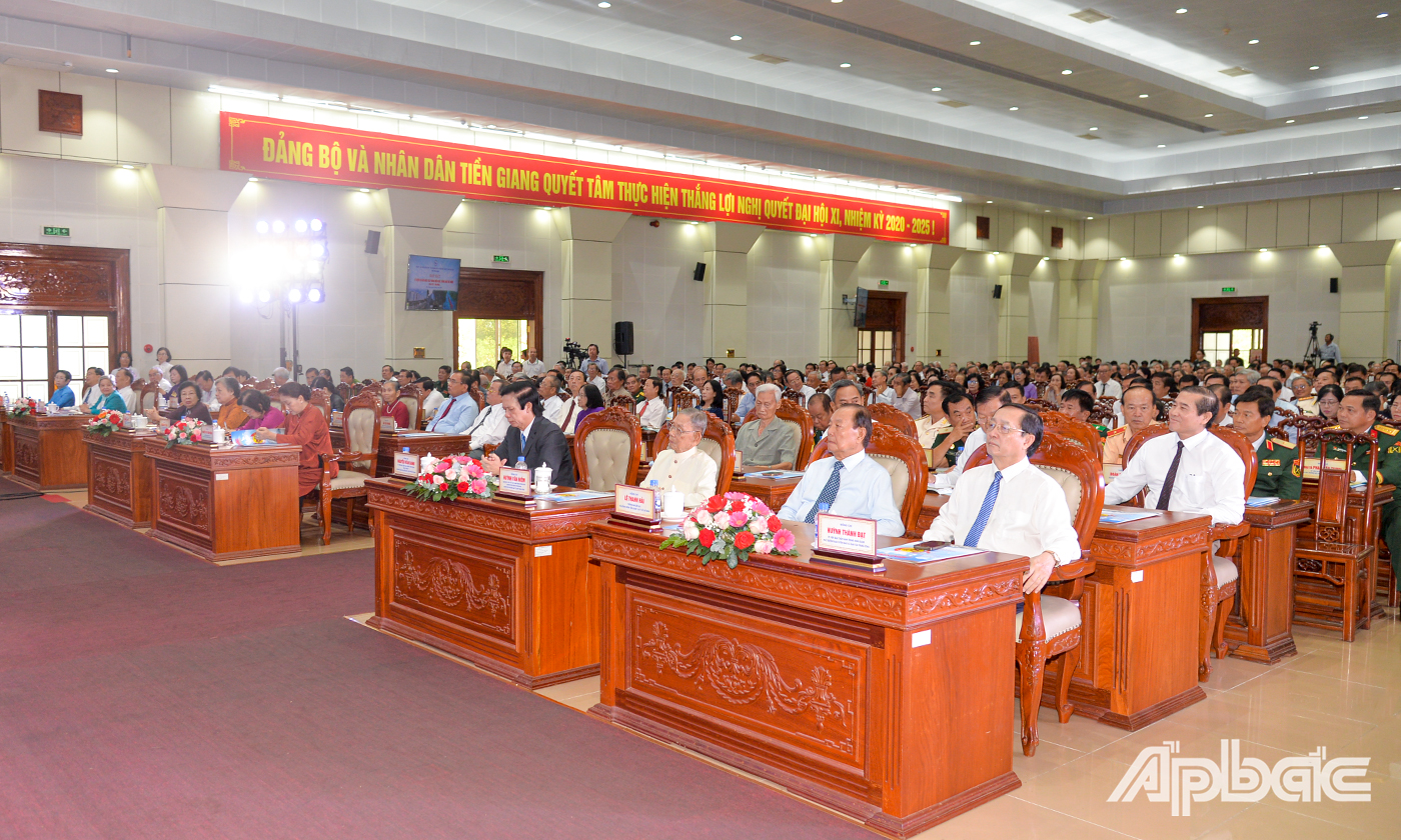 Các đồng chí lãnh đạo và nguyên là lãnh đạo trung ương dự họp mặt cùng hơn 800 đại biểu của tỉnh Tiền Giang
