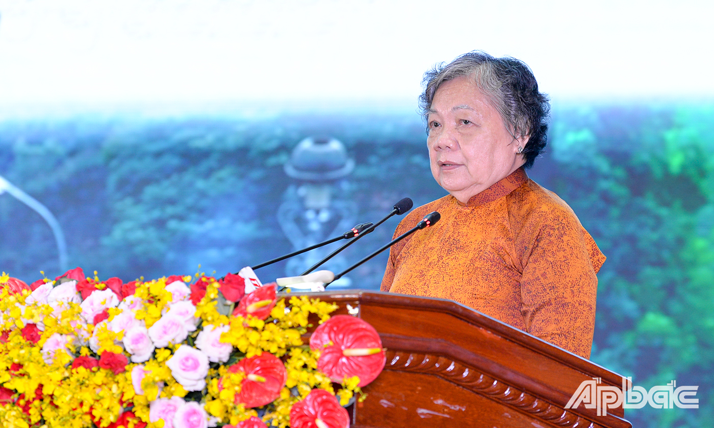 Đồng chí Trần Thị Kim Cúc, nguyên Ủy viên Ban Chấp hành Trung ương Đảng, nguyên Bí thư Tỉnh ủy xúc động ôn lại kỷ niệm 50 năm giải phóng miền Nam