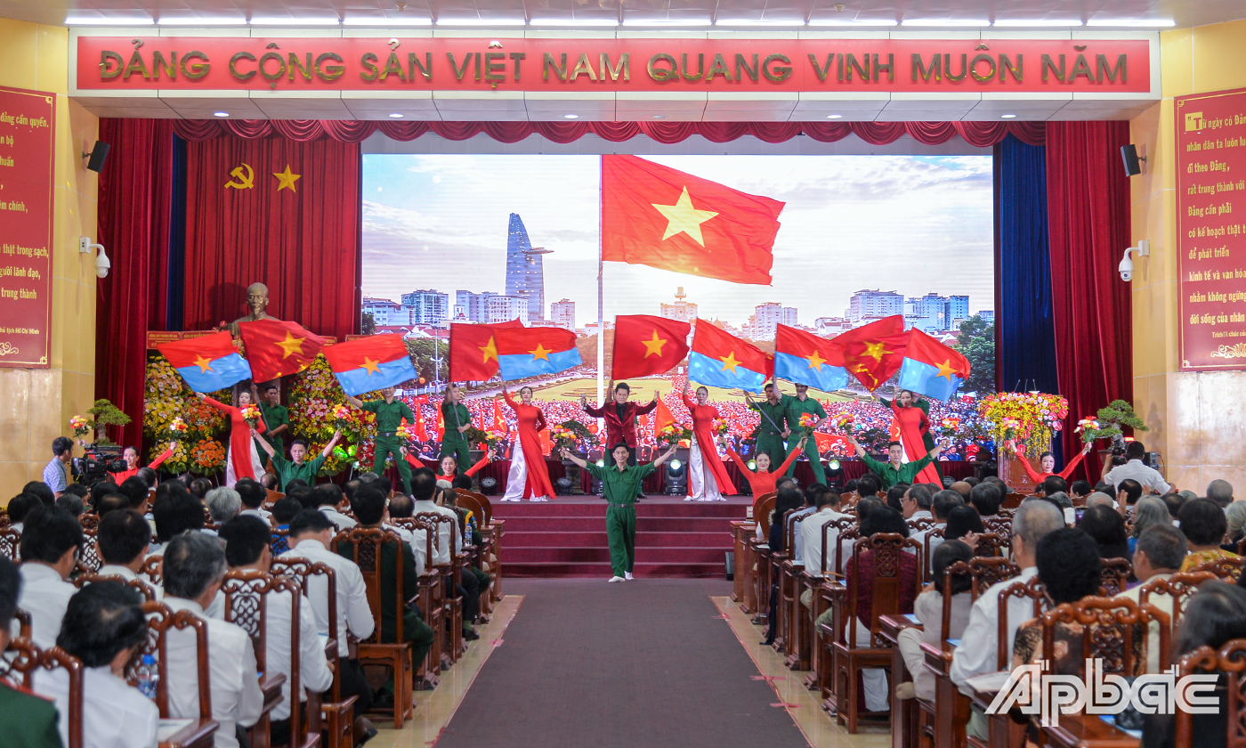 Chương trình văn nghệ chào mừng họp mặt với những ca khúc cách mạng khơi dậy truyền thống hào hùng của dân tộc