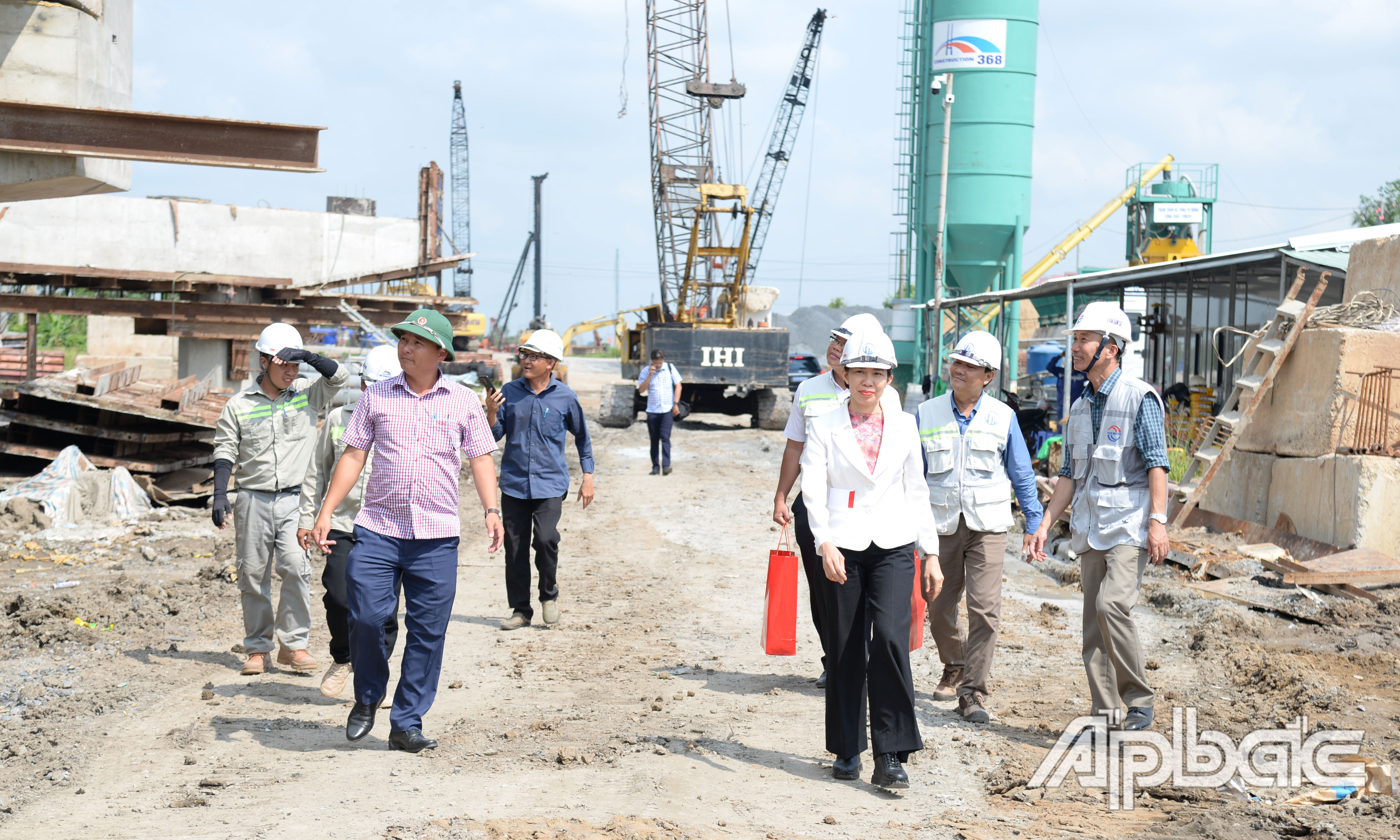 Đồng chí Nguyễn Thị Thanh Phương kiểm tra thực tế dự án.