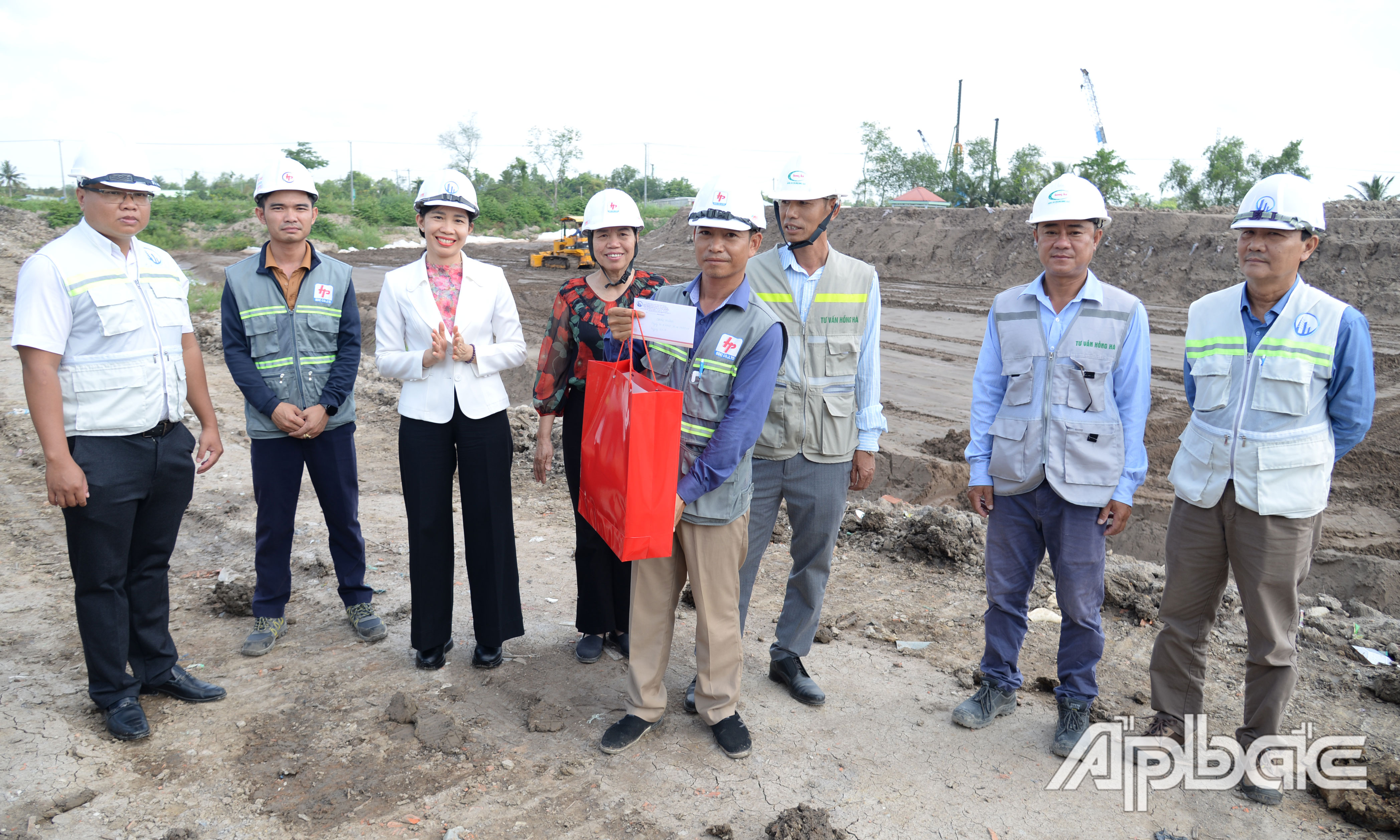 Đồng chí Nguyễn Thị Thanh Phương tặng quà, động viên các nhà thầu thi công xuyên lễ tại công trường dự án.