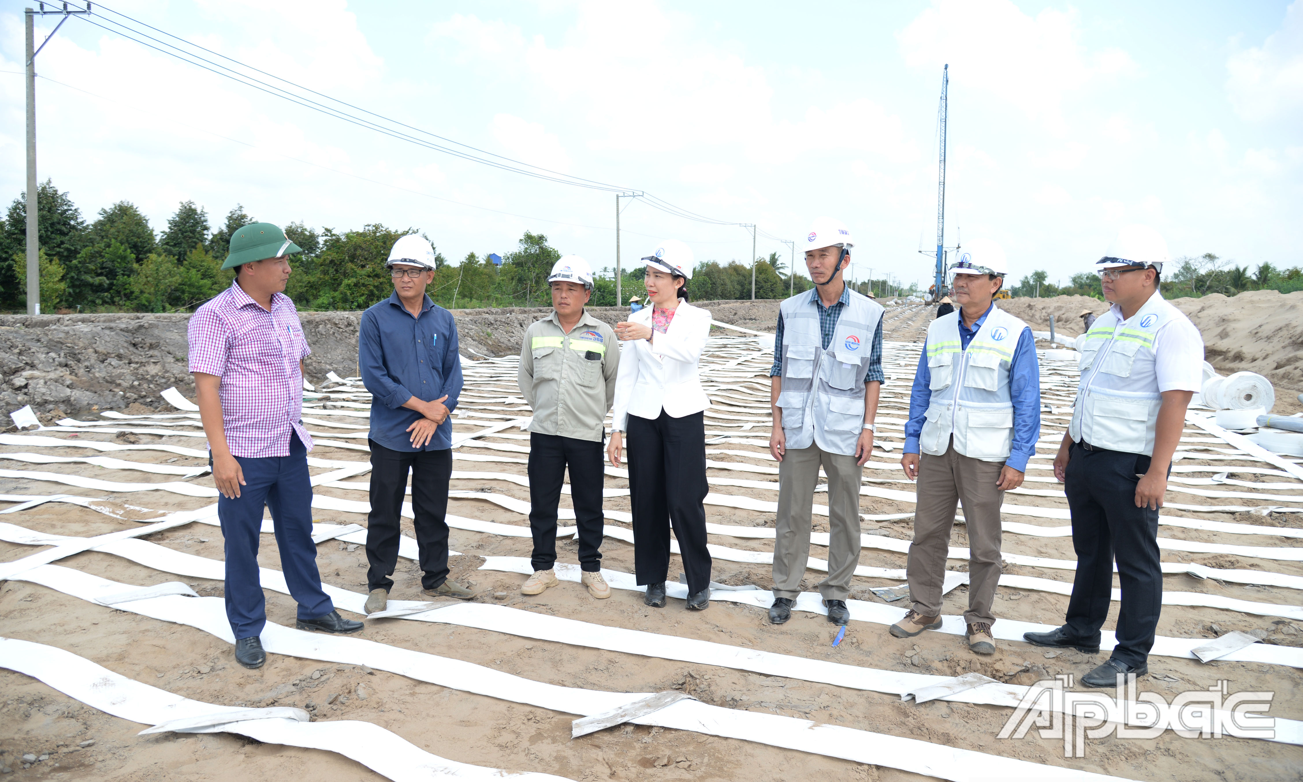 Đồng chí Nguyễn Thị Thanh Phương kiểm tra công tác cắm bấc thấm tại dự án.