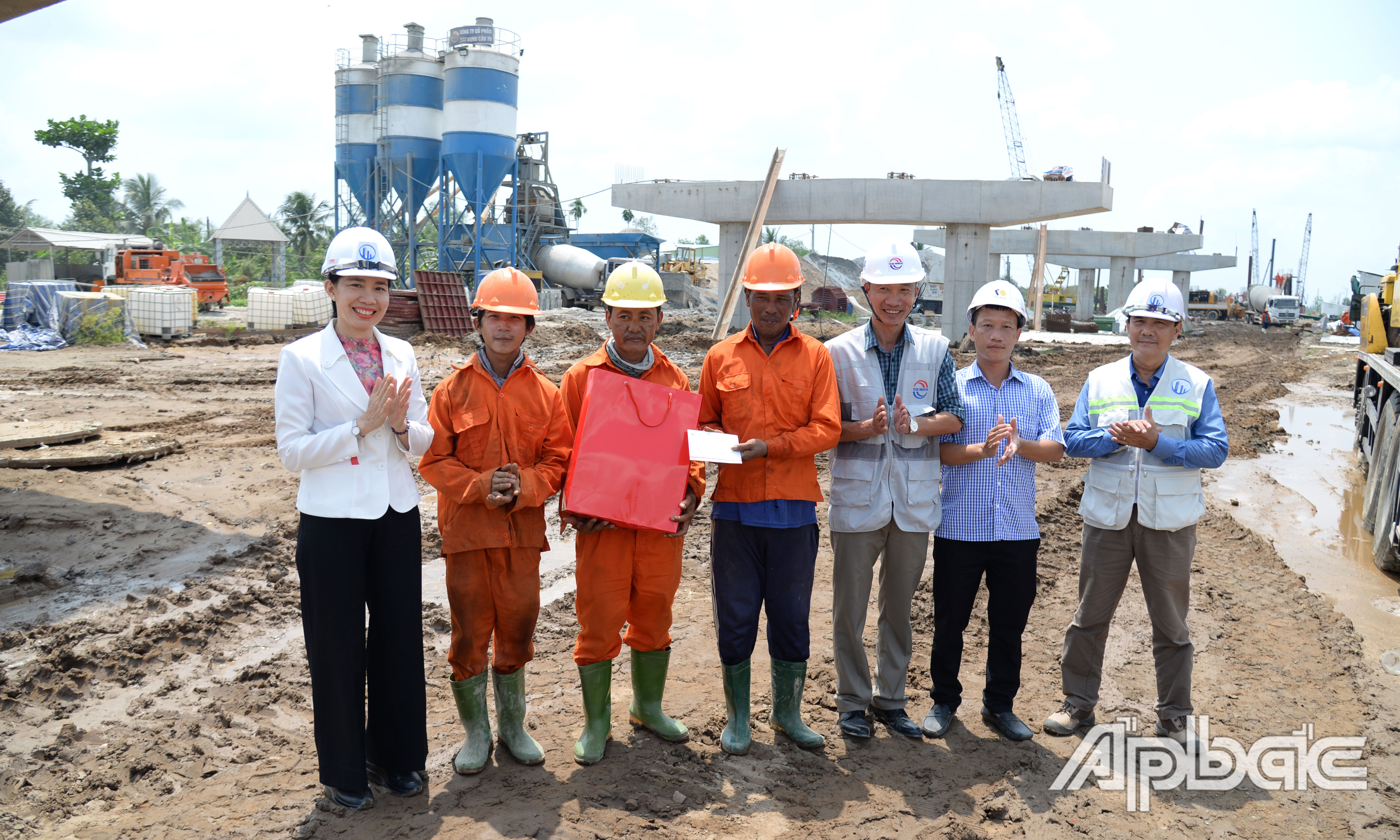 Đồng chí Nguyễn Thị Thanh Phương tặng quà, động viên các nhà thầu thi công xuyên lễ tại cầu Rạch Ruộng.