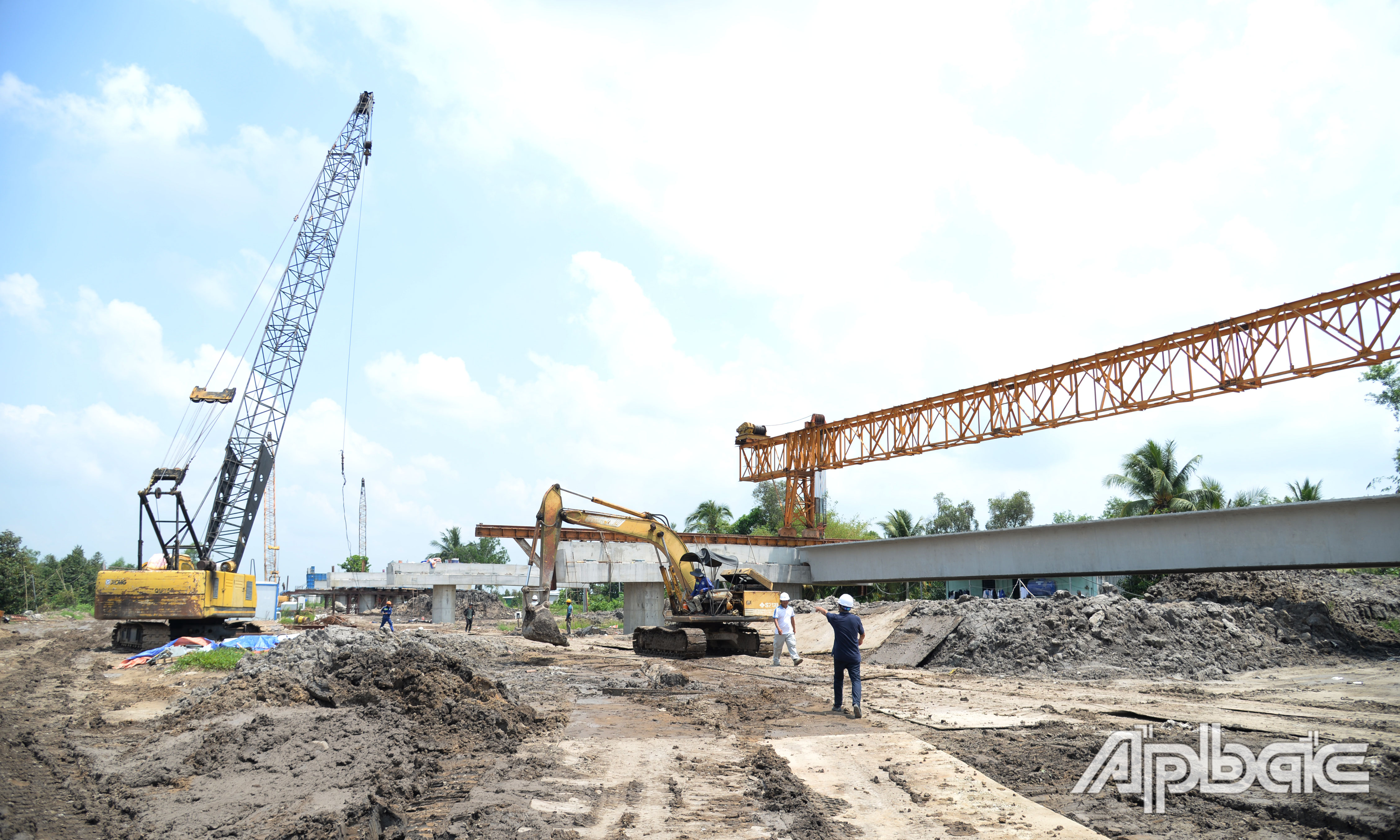Cầu Kênh Ranh là cây cầu đầu tiên trên tuyến đã thực hiện việc gác dầm cầu.