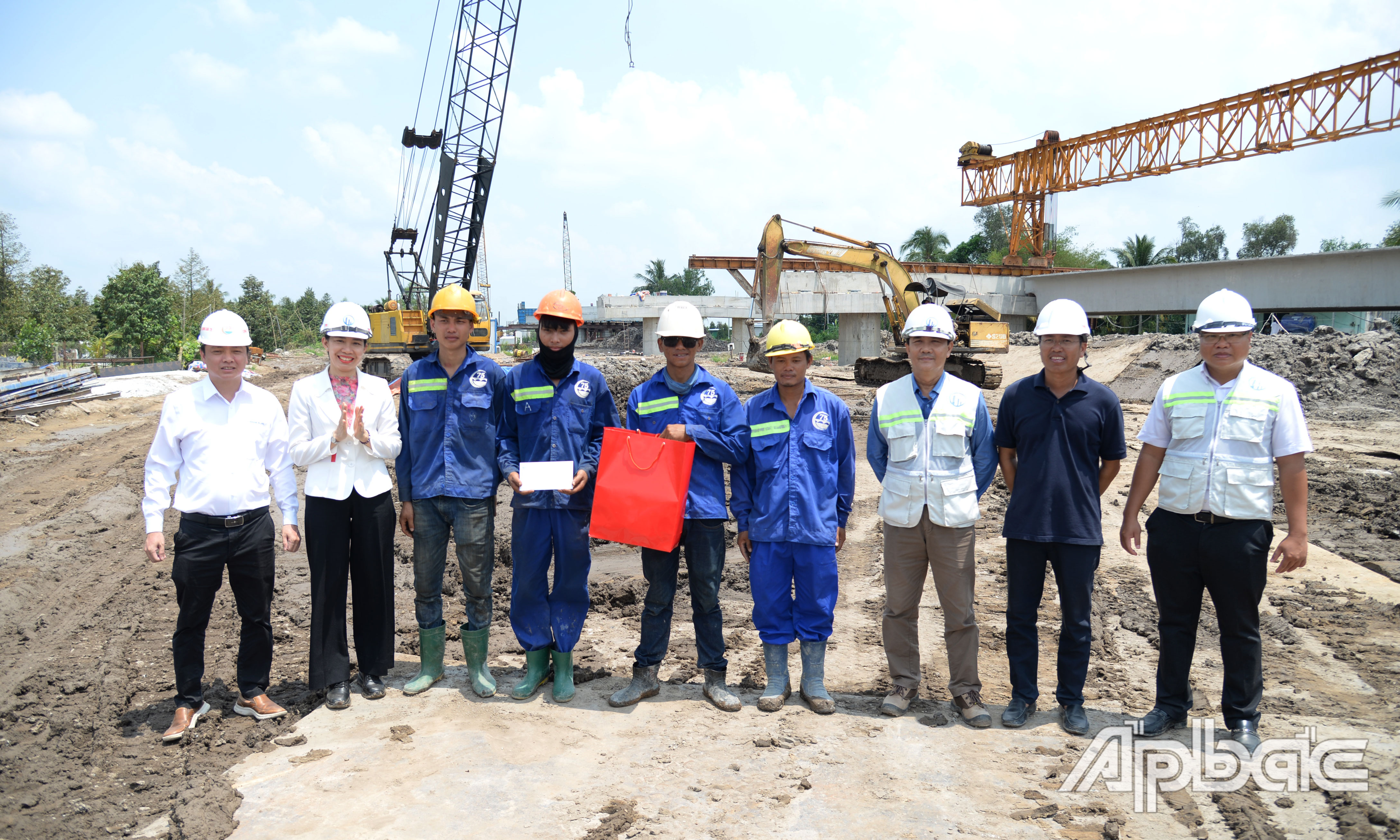Đồng chí Nguyễn Thị Thanh Phương tặng quà, động viên các nhà thầu thi công xuyên lễ tại cầu Kênh Ranh.