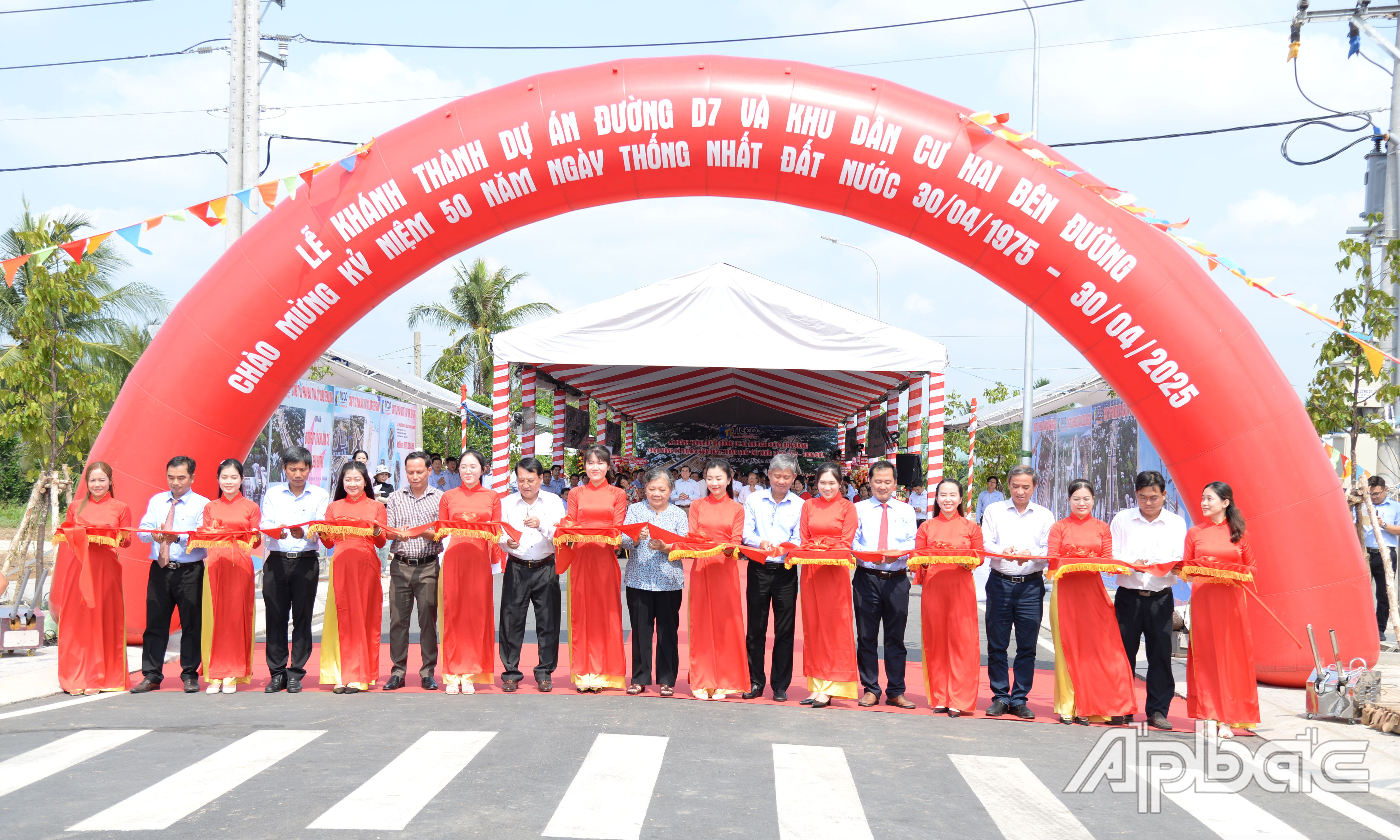 Nghi thức cắt băng khánh thành dự án.