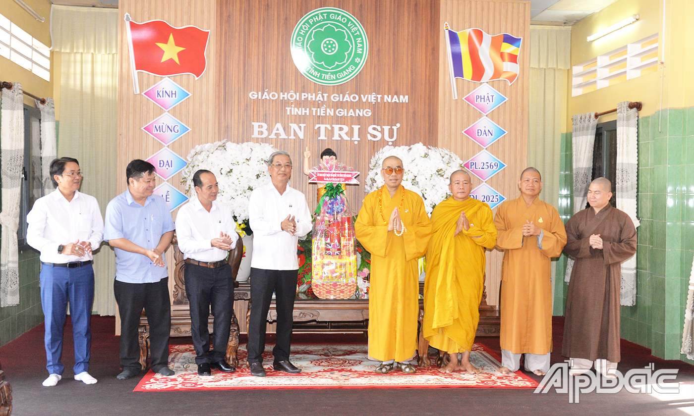 Đoàn công tác Ủy ban Mặt trận tổ quốc Việt Nam tỉnh Tiền Giang chúc mừng Ban trị sự Phật giáo tỉnh