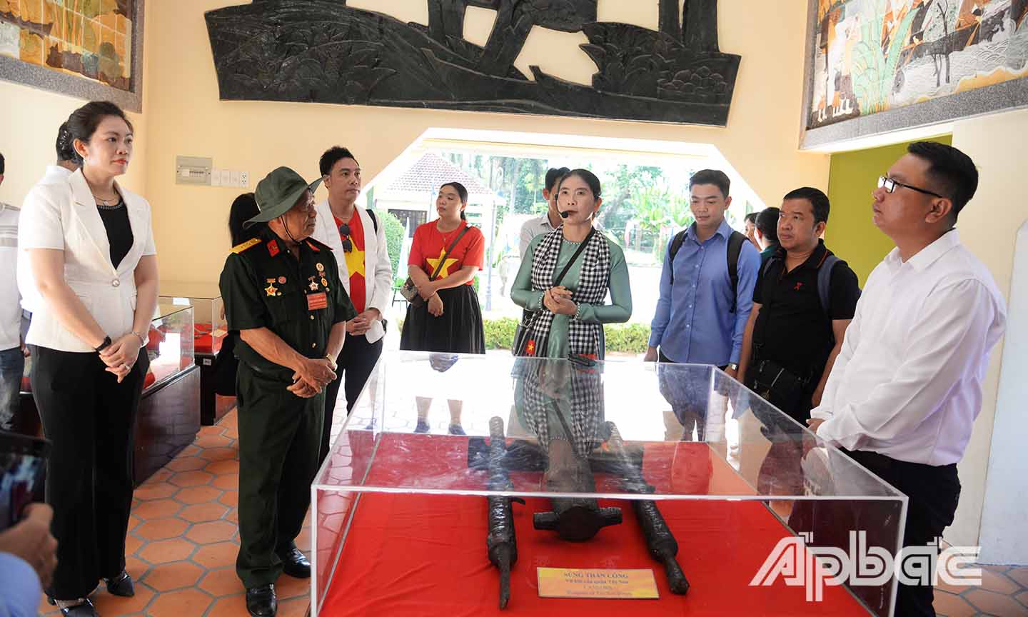 Đoàn thắp hương tưởng niệm và tham quan tại Khu di tích chiến thắng lịch sử Rạch Gầm - Xoài Mút.