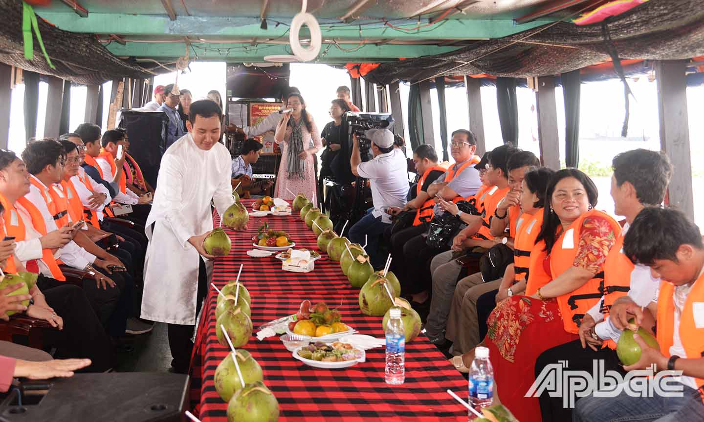 Đoàn di chuyển trên du thuyền.