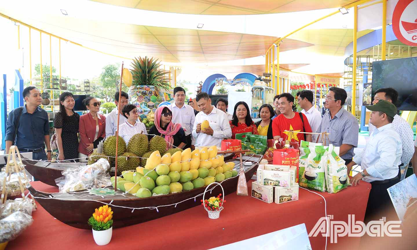 Đoàn nghe thuyết minh về các loại trái cây đặc sản của Tiền Giang tại Khu triển lãm thành tựu kinh tế - xã hội tỉnh Tiền Giang.