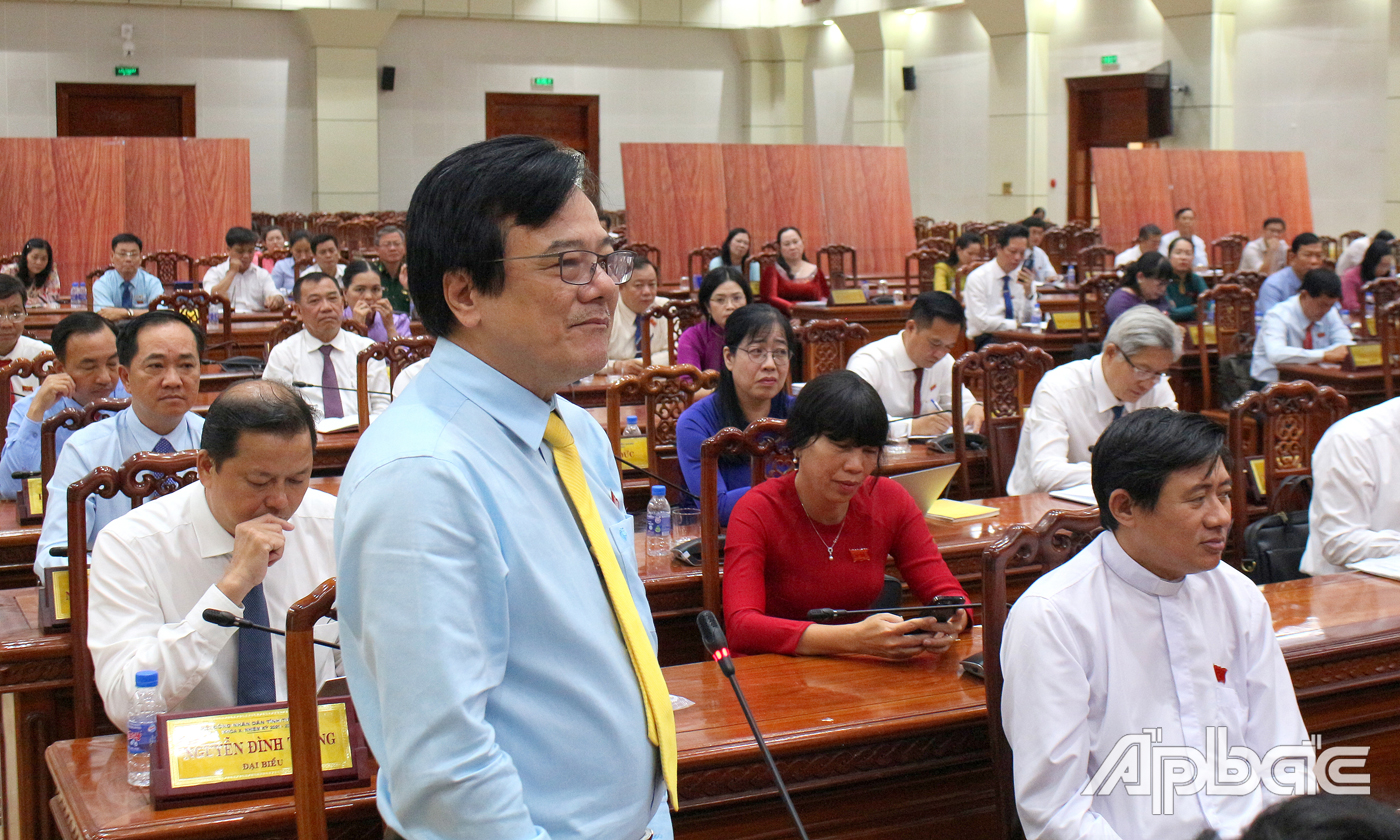 Đại biểu thảo luận tại kỳ họp