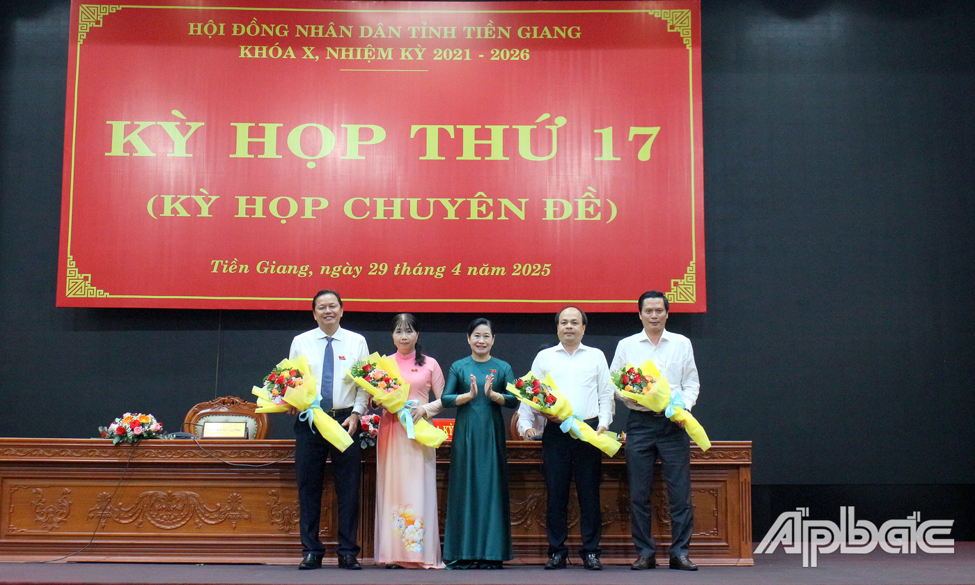 Đồng chí Châu Thị Mỹ Phương tặng hoa chúc mừng các Ủy viên UBND tại kỳ họp