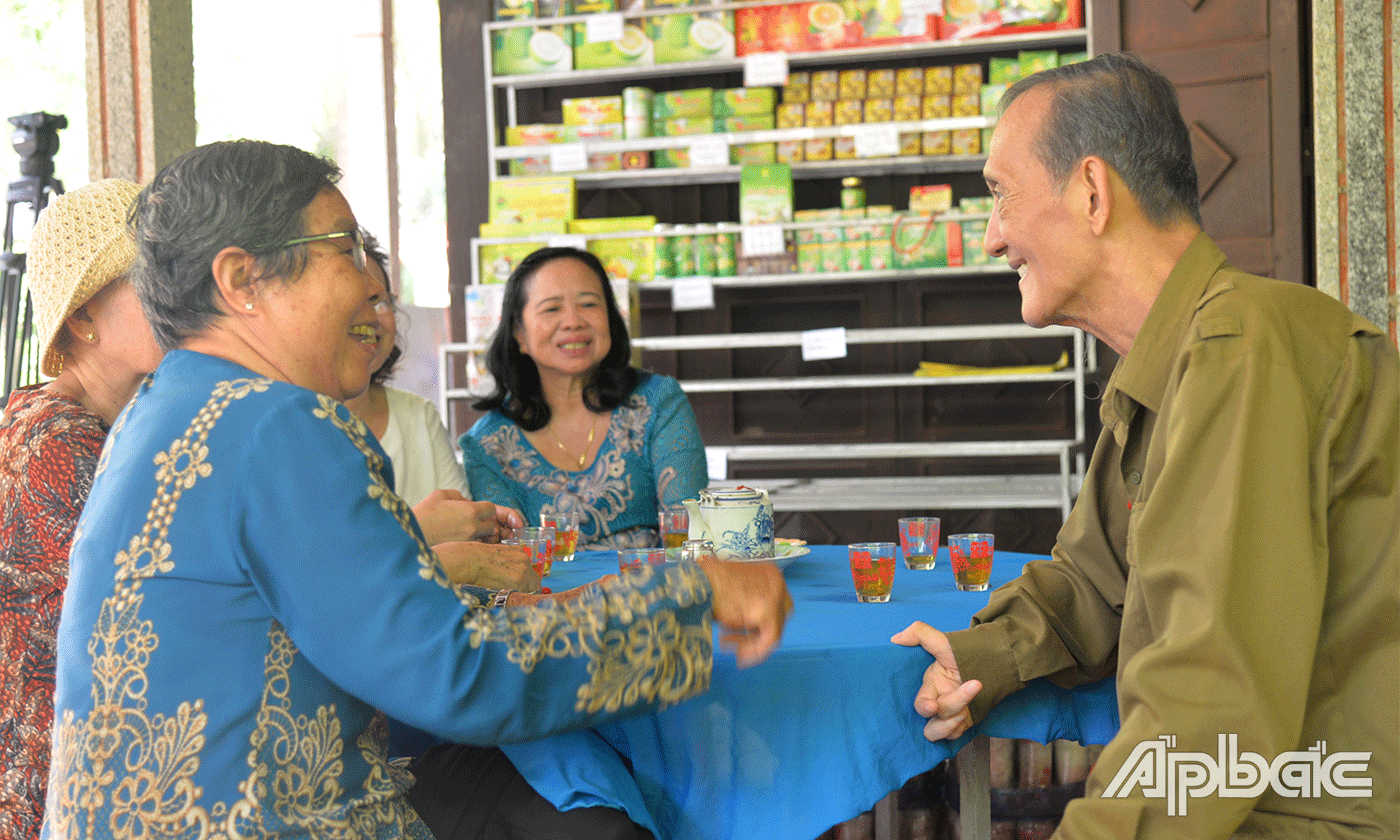Ông Đoàn Văn Khanh (bìa phải) trò chuyện cùng đồng đội.