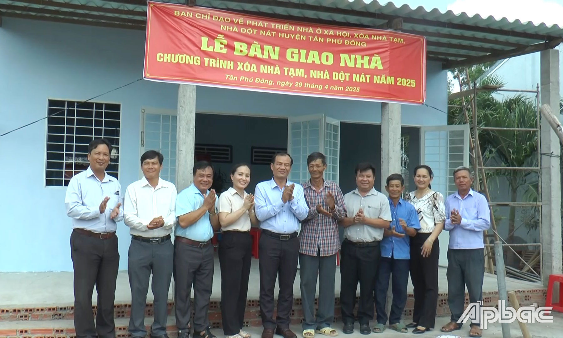 Bàn giao nhà cho hộ bà