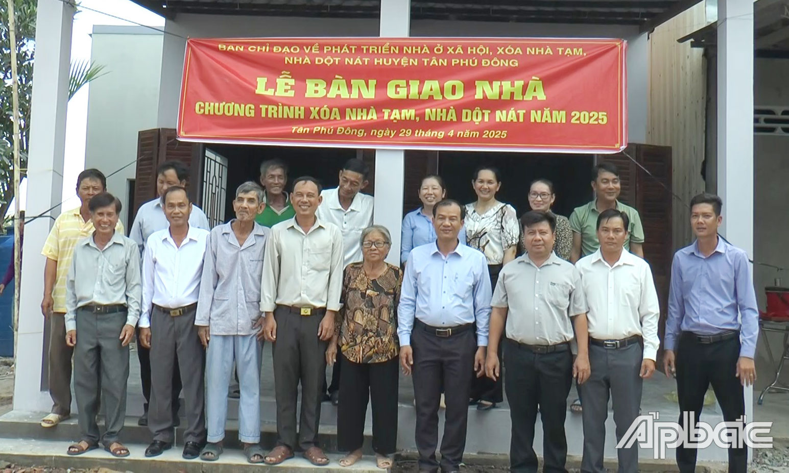 Bàn giao nhà cho hộ bà Kiềm.