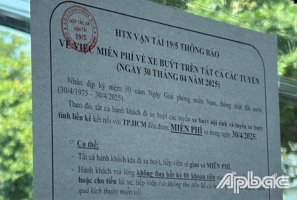 Thông báo được dán trên xe buýt.