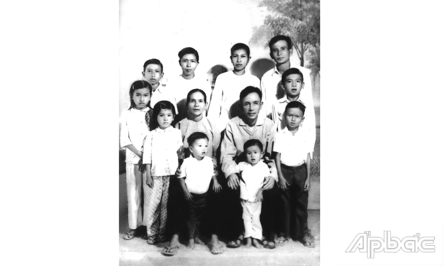 Tấm ảnh gia đình chụp chung vào dịp sau ngày 30-4-1975 khoảng 2 tháng.