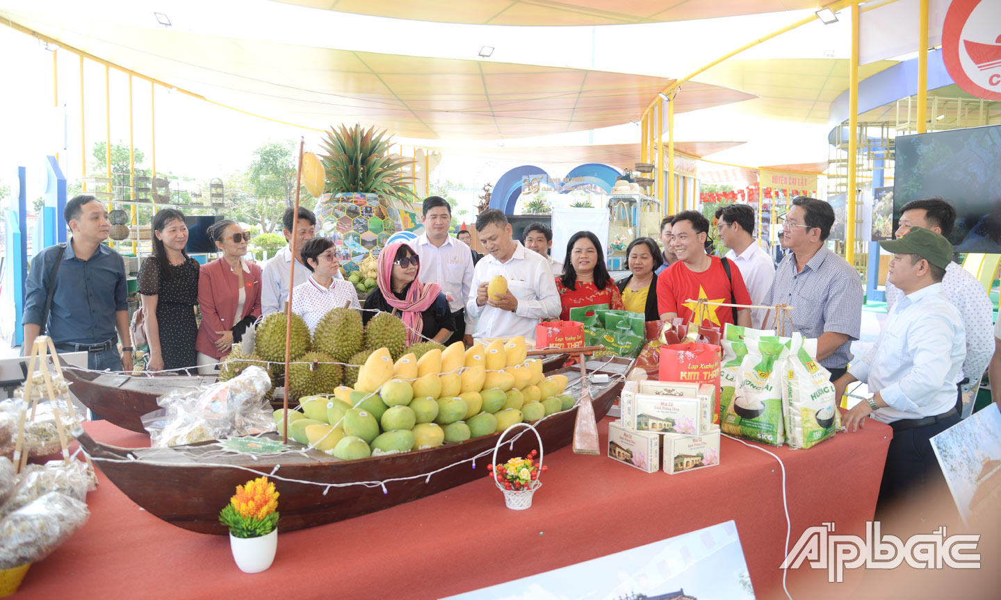 Đoàn khảo sát nghe thuyết minh về các loại trái cây đặc sản của Tiền Giang tại Khu triển lãm thành tựu kinh tế - xã hội tỉnh Tiền Giang. Ảnh: CAO THẮNG