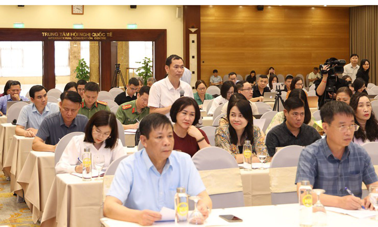 Phóng viên đặt câu hỏi tại họp báo - Ảnh: VGP/Đức Tuân