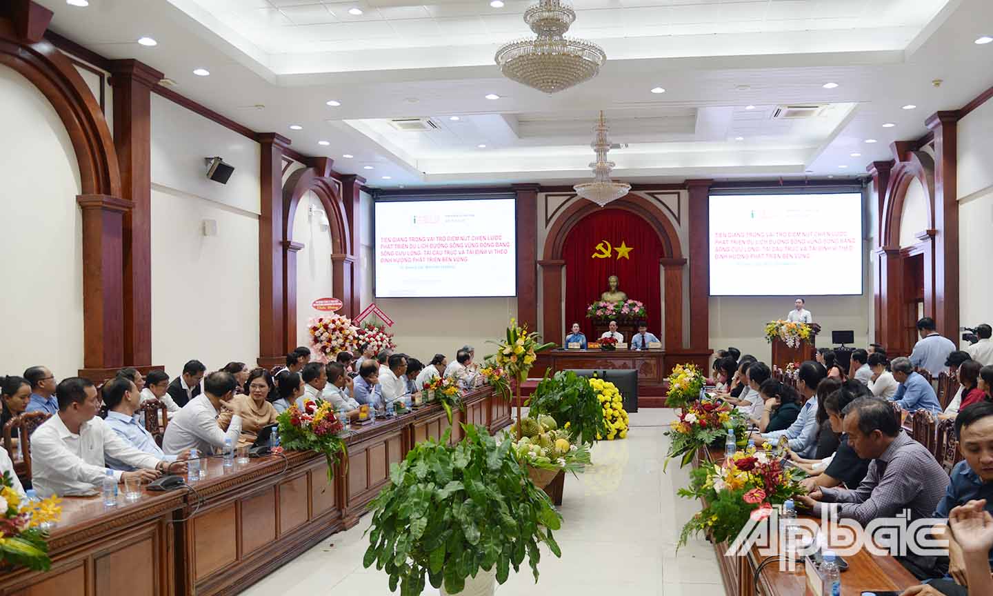 Các đại biểu làm việc tại hội thảo.