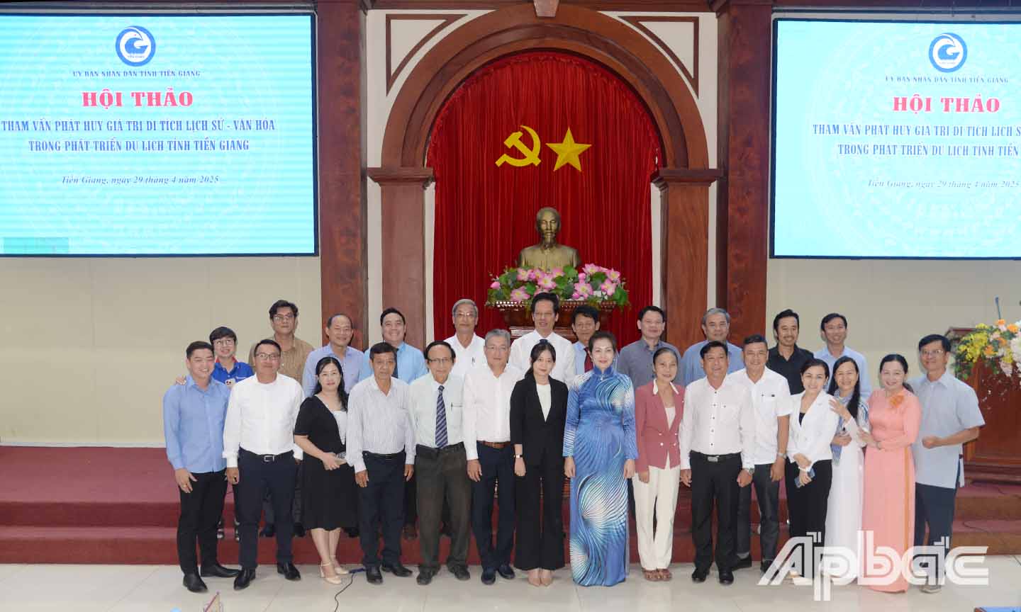 Các đại biểu chụp ảnh lưu niệm tại Hội thảo.